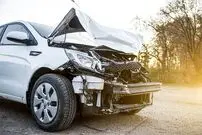 (ویدئو) عاقبت لجبازی یک خودروی سواری با تریلی وسط جاده؛ درس تلخ به راننده!