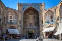عکس| سفر به ایران قدیم؛ تصویری از «سردر بازار قیصریه اصفهان» در زمان مظفرالدین شاه