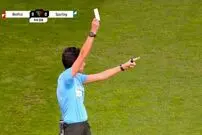 (عکس) تاریخ سازی داور زن با نشان دادن کارت سفید!