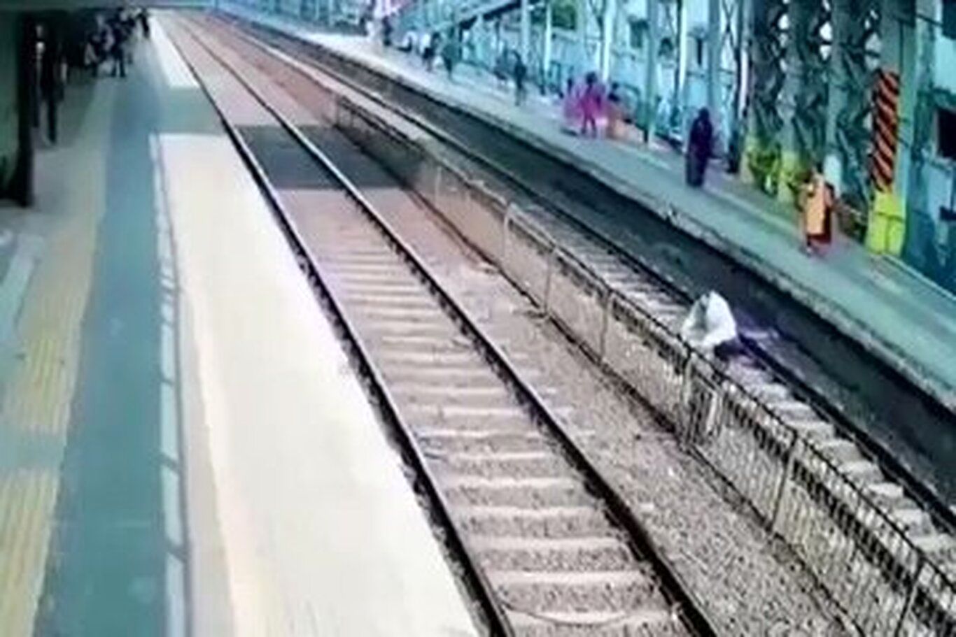 (ویدئو) مشت محکم پلیس به صورت یک مرد بعد از نجات از مرگ مقابل قطار!