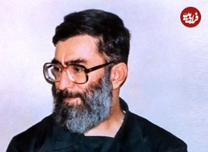 عکس؛ سفر به تاریخ؛ ظاهر متفاوت «رهبر انقلاب» در بازدید از زلزله‌زدگان شهر بم؛ سال 1382