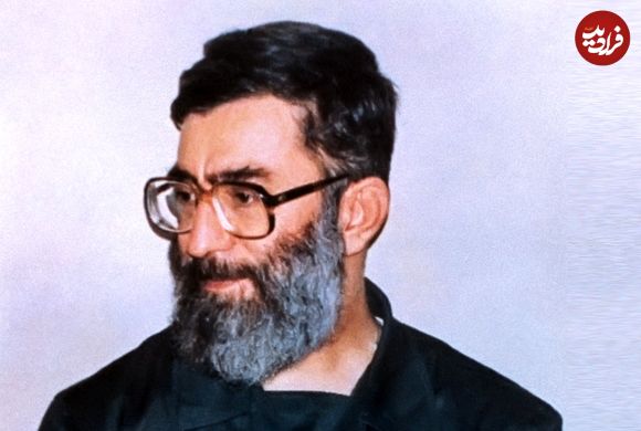 عکس؛ سفر به تاریخ؛ ظاهر متفاوت «رهبر انقلاب» در بازدید از زلزله‌زدگان شهر بم؛ سال 1382