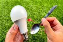 ببینید؛ نحوه تعمیر لامپ سوخته LED با کمک یک عدد قاشق!