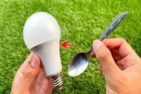 ببینید؛ نحوه تعمیر لامپ سوخته LED با کمک یک عدد قاشق!