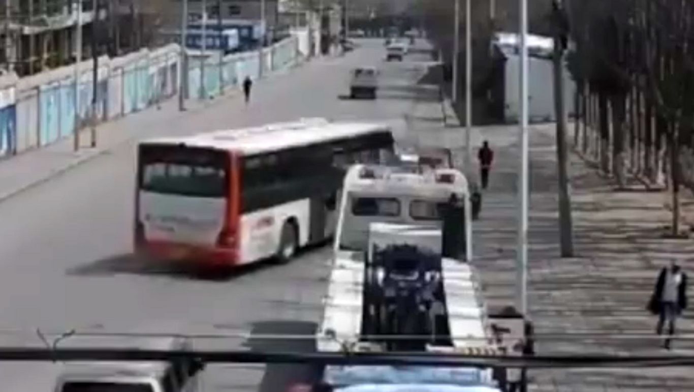 (ویدئو) راننده اتوبوس در برخوردی مرگبار زنده ماند!