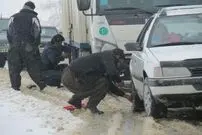 (ویدئو) زمین‌گیر شدن ده‌ها خودرو در کولاک برف سقز