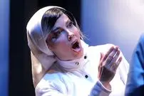 عکس| سفر زمان؛ چهره و ژست متفاوت «آشا محرابی» در یک نمایش؛ 12 سال قبل