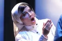 عکس| سفر زمان؛ چهره و ژست متفاوت «آشا محرابی» در یک نمایش؛ 12 سال قبل