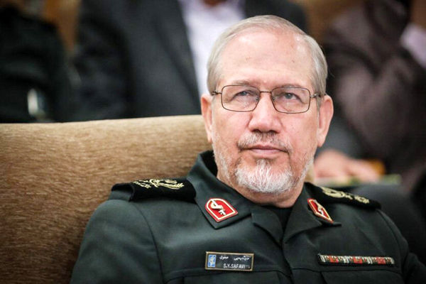 عکس؛ سفر در زمان؛ «سرلشکر رحیم صفوی و سردار قاآنی سوار بر یک ون در سفر»؛ دهه 80