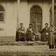 عکس| سفر زمان؛ تصویری از یک چایخانۀ بزرگ و زیبا در همدان؛ 140 سال قبل