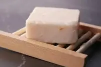 ( عکس) رئیس شرکت صابون‌سازی برای اثبات طبیعی بودن صابون‌هایش، یکی از آنها را خورد !