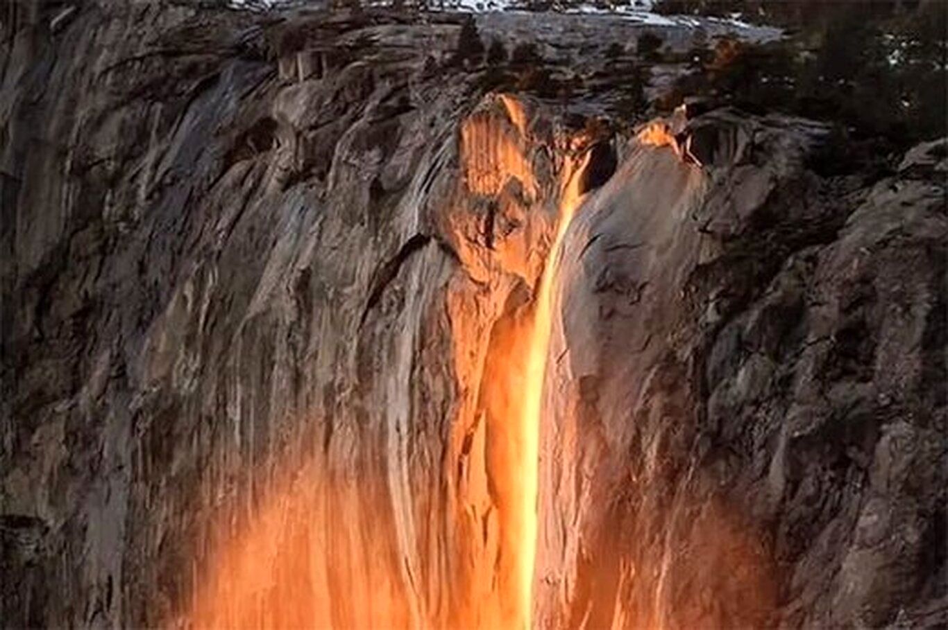 (ویدئو) تصاویر باورنکردنی از آبشار آتش در آمریکا