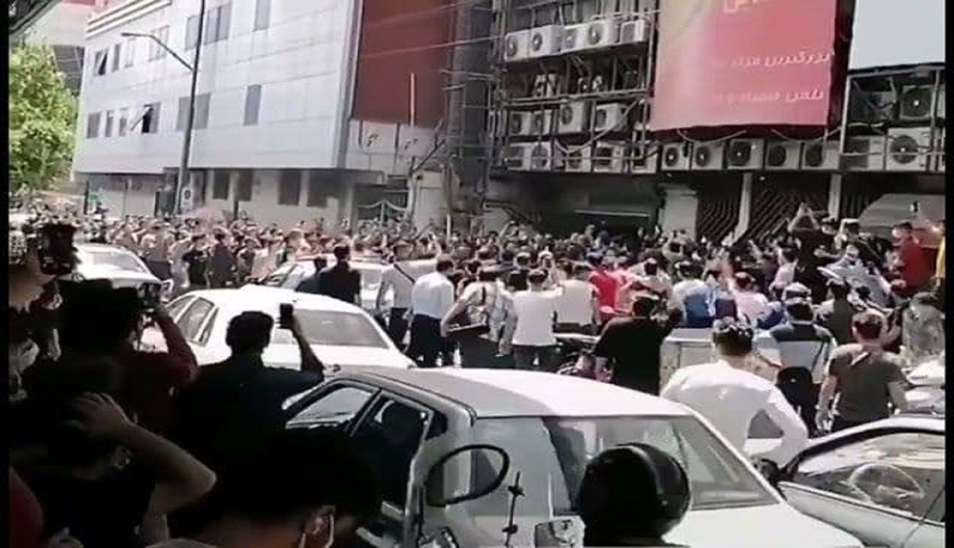 ماجرای تجمع در خیابان جمهوری تهران چه بود؟