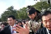 عکس| سفر زمان؛ «جومونگ» در حال پول گذاشتن در دهان خوک در پشت‌صحنه سریال «خانوادۀ کیمچی»