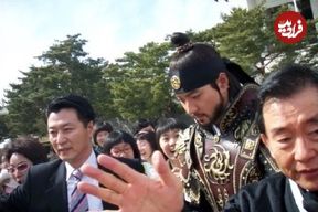 عکس| سفر زمان؛ «جومونگ» در حال پول گذاشتن در دهان خوک در پشت‌صحنه سریال «خانوادۀ کیمچی»