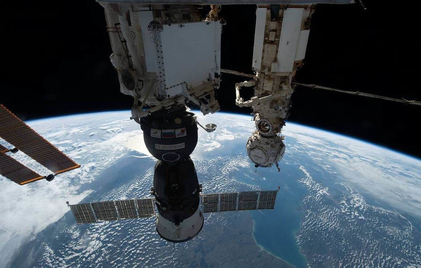(عکس) بلایی که شهاب سنگ بر سر فضاپیمای روس آورد