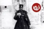 عکس| سفر زمان؛ ناصرالدین شاه در حال قدم زدن در حیاط قصر و شاگرد بنا در حال جاروکشی