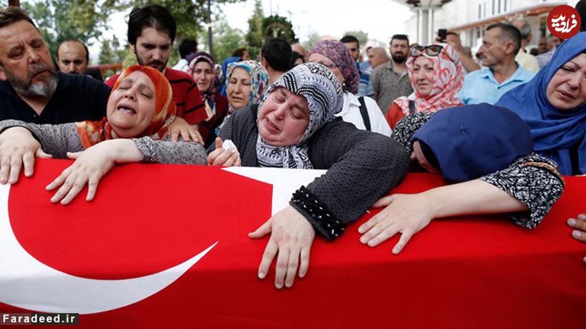 تصاویر/ ‌اردوغان زیر تابوت قربانیان کودتا