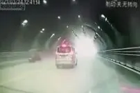 (ویدئو) تصادف وحشتناک یک خودرو سواری با یک شخص ویلچر نشین در تونل