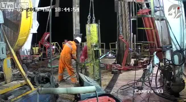 (ویدئو) حادثه در دکل نفتی