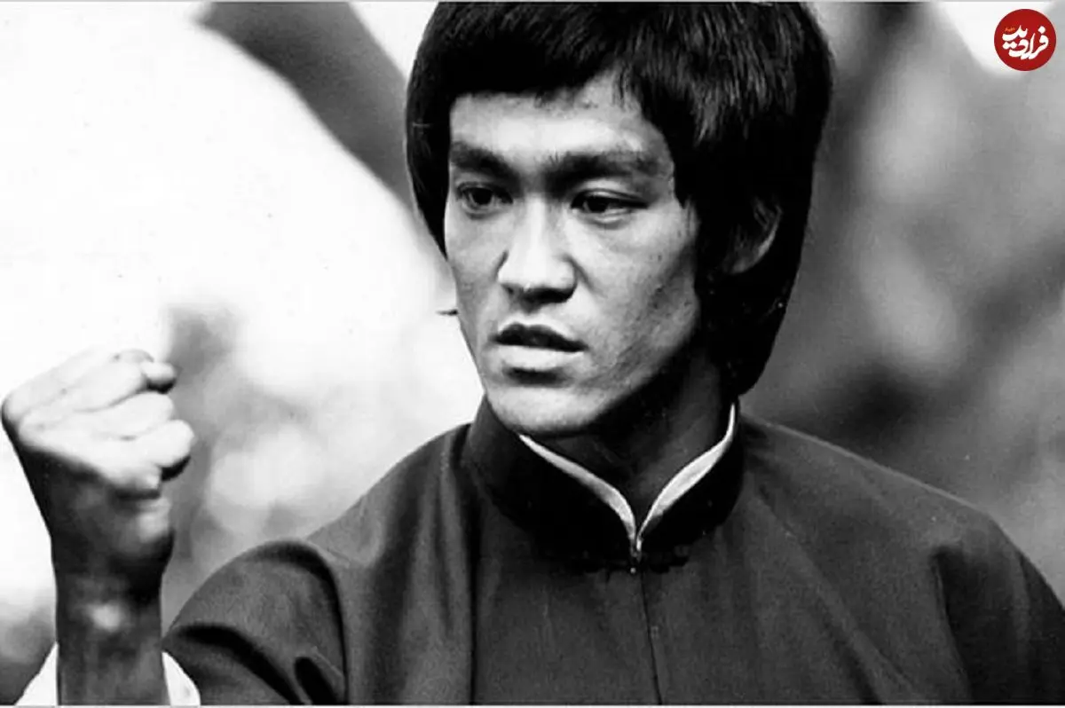 عکس| سفر در زمان؛ «بروسلی» در فرودگاه کای تاک هنگ کنگ؛ سال 1351