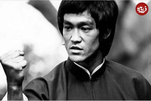 عکس| سفر در زمان؛ «بروسلی» در فرودگاه کای تاک هنگ کنگ؛ سال 1351