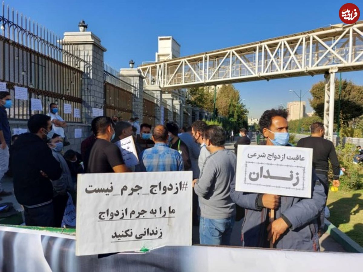تصاویر/ تجمع مردان مخالف مهریه مقابل مجلس