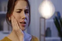 ۹ راه برای خلاصی از دندان‌درد شبانه
