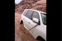 (ویدئو) تویوتا لندکروز در گِل غرق شد