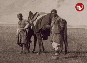 عکس| سفر زمان؛ منظرۀ زیبای یک کاروان در نزدیکی کوه بیستون در دوران قاجار