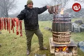 ببینید| غذای روستایی در آذربایجان؛ تهیه سوسیس و پخت آن در بشکه