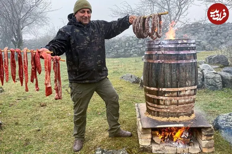ببینید| غذای روستایی در آذربایجان؛ تهیه سوسیس و پخت آن در بشکه