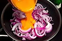 ببینید| طرز تهیه یک غذای ساده و جدید با 1 پیاز و 4 تخم مرغ