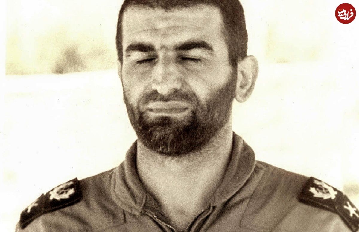 عکس| سفر در زمان؛ «سرلشکر عباس بابایی» همراه اقوام در کنار یک برکه؛ اواخر دهه 50