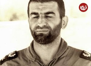 عکس| سفر در زمان؛ «سرلشکر عباس بابایی» همراه اقوام در کنار یک برکه؛ اواخر دهه 50