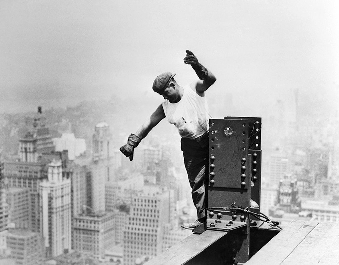 (تصاویر) لحظه‌های ترسناک از کار ساختمانی بر فراز برج ۳۱۹ متری در سال ۱۹۲۹