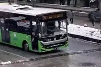 ( ویدئو) واکنش بی‌نظیر راننده اتوبوس به پرتاب گلوله‌های برفی توسط کودکان