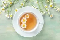 خواص بابونه برای معده؛ گیاهی که نفخ شکم را از بین می‌برد