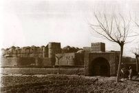 عکس؛ سفر در زمان؛ گردشگر انگلیسی با موتورسیکلت جالبش در جاده شوسه بین یزد و اصفهان در سال ۱۳۳۸