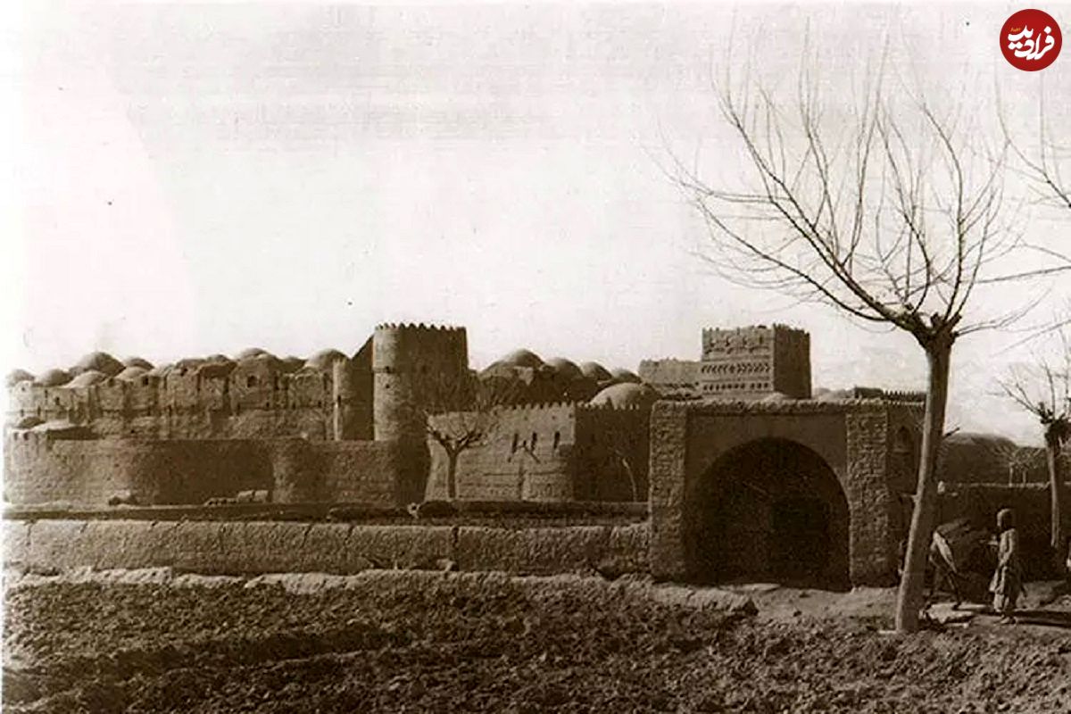 عکس؛ سفر در زمان؛ گردشگر انگلیسی با موتورسیکلت جالبش در جاده شوسه بین یزد و اصفهان در سال ۱۳۳۸