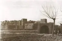 عکس؛ سفر در زمان؛ گردشگر انگلیسی با موتورسیکلت جالبش در جاده شوسه بین یزد و اصفهان در سال ۱۳۳۸