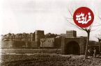 عکس؛ سفر در زمان؛ گردشگر انگلیسی با موتورسیکلت جالبش در جاده شوسه بین یزد و اصفهان در سال ۱۳۳۸