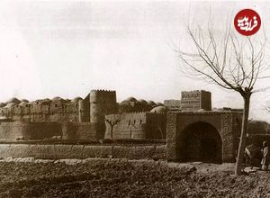 عکس؛ سفر در زمان؛ گردشگر انگلیسی با موتورسیکلت جالبش در جاده شوسه بین یزد و اصفهان در سال ۱۳۳۸