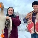 ببینید| غذای روستایی در آذربایجان؛ پخت یک خوراک سنتی با غاز و کباب بره در هوای برفی