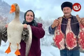 ببینید| غذای روستایی در آذربایجان؛ پخت یک خوراک سنتی با غاز و کباب بره در هوای برفی