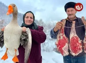 ببینید| غذای روستایی در آذربایجان؛ پخت یک خوراک سنتی با غاز و کباب بره در هوای برفی
