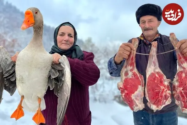 ببینید| غذای روستایی در آذربایجان؛ پخت یک خوراک سنتی با غاز و کباب بره در هوای برفی