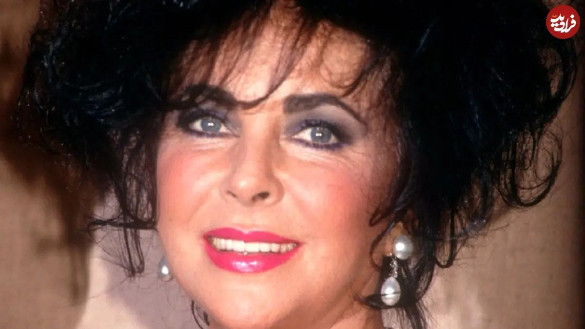 عکس| سفر در زمان؛ «الیزابت تیلور 16 ساله» با یک پرنده روی سرش در لندن؛ سال 1327