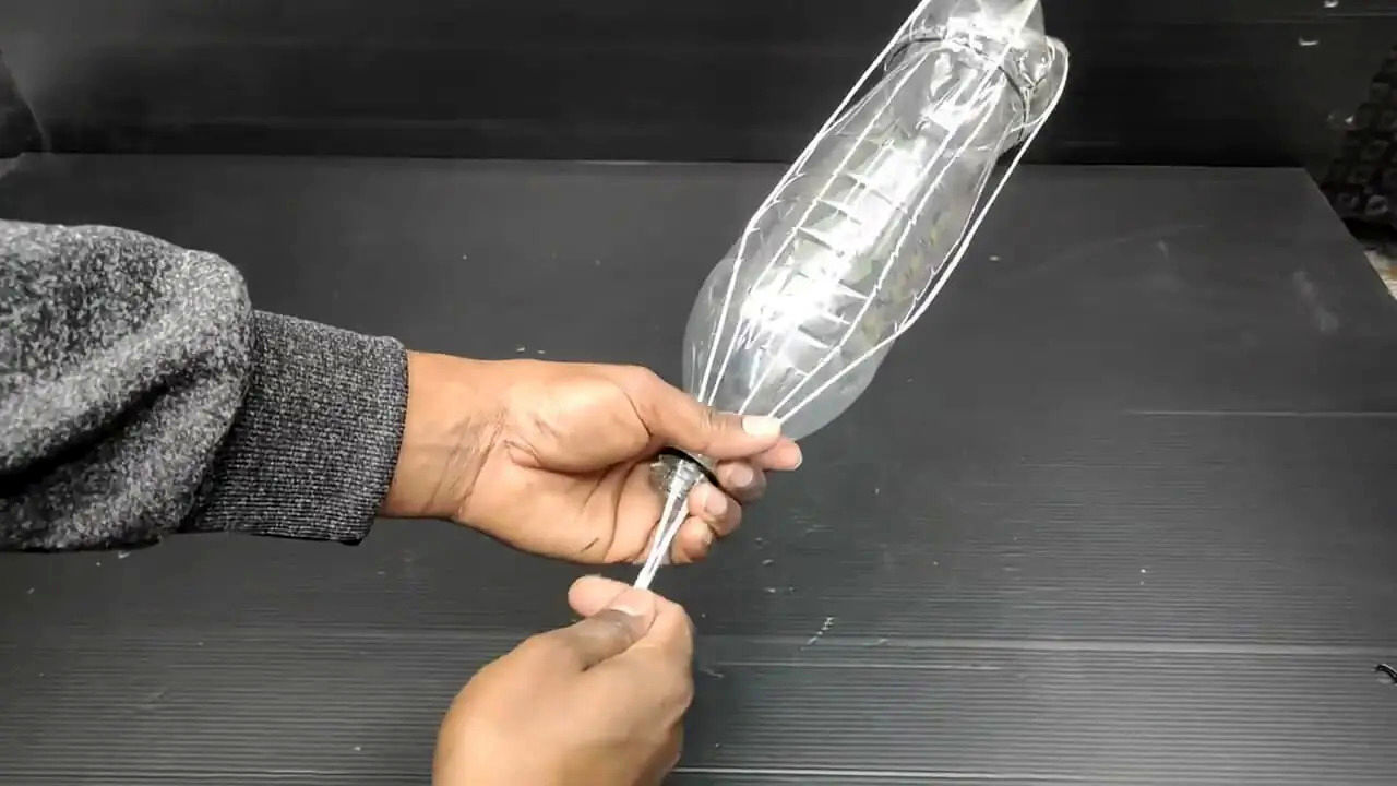 (ویدئو) ساخت یک وسیله ساده برای چیدن میوه های درختان با بطری پلاستیکی نوشابه
