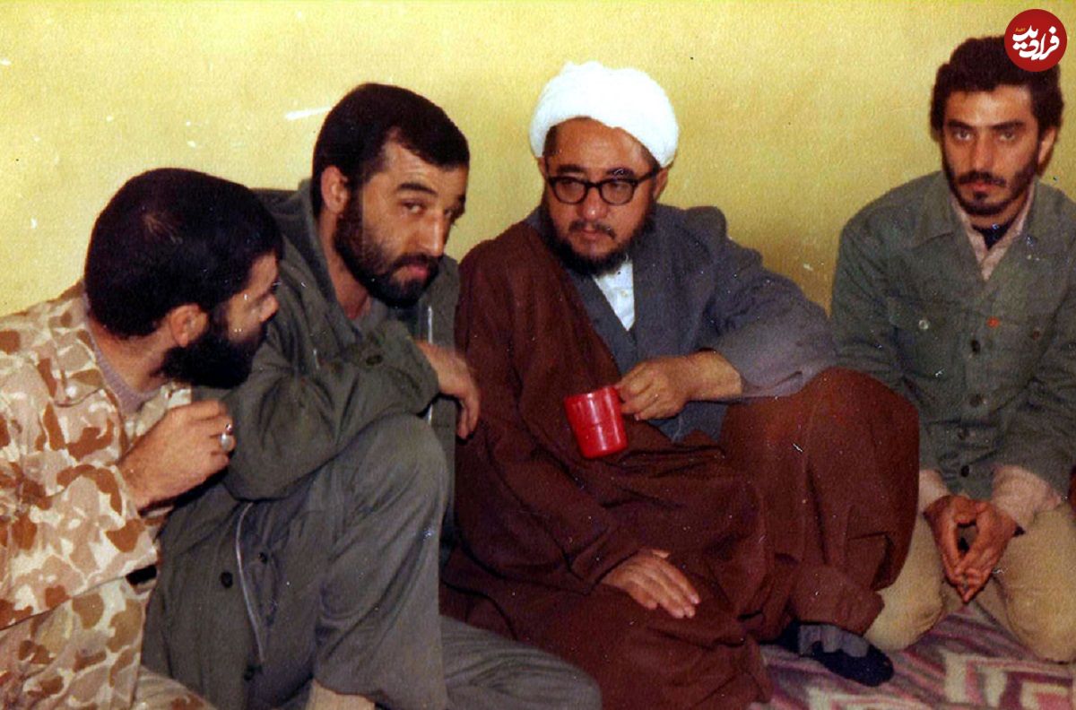 عکس؛ سفر در زمان؛ «خلخالی و همراهان در کنار یک ناو آلمانی»؛ دهه 60